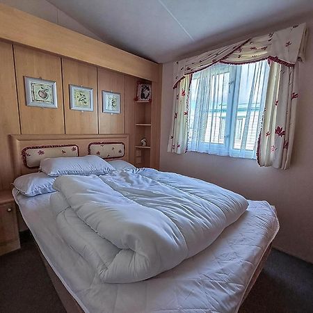 8 Berth Caravan With Decking To Hire At Naze Marine In Essex Ref 17045Nm Walton-on-the-Naze Exteriér fotografie