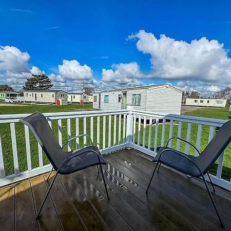8 Berth Caravan With Decking To Hire At Naze Marine In Essex Ref 17045Nm Walton-on-the-Naze Exteriér fotografie