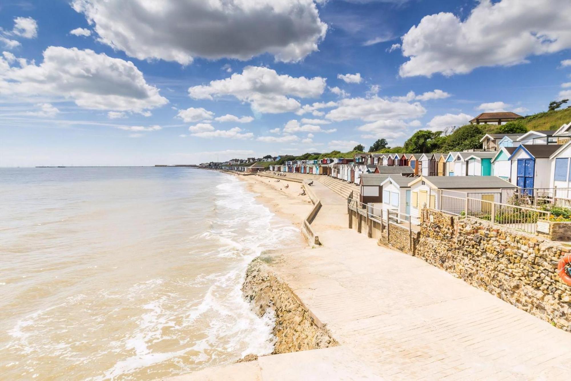 8 Berth Caravan With Decking To Hire At Naze Marine In Essex Ref 17045Nm Walton-on-the-Naze Exteriér fotografie