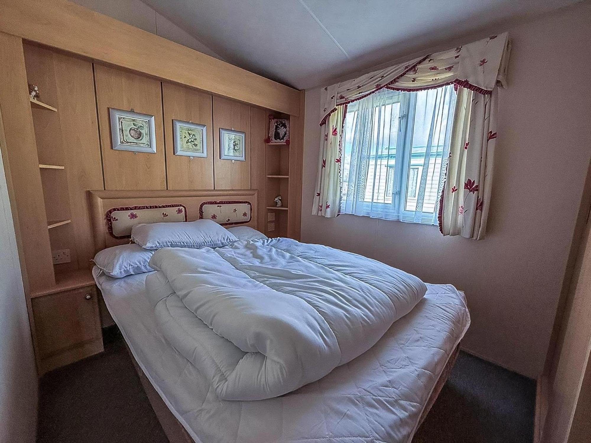 8 Berth Caravan With Decking To Hire At Naze Marine In Essex Ref 17045Nm Walton-on-the-Naze Exteriér fotografie