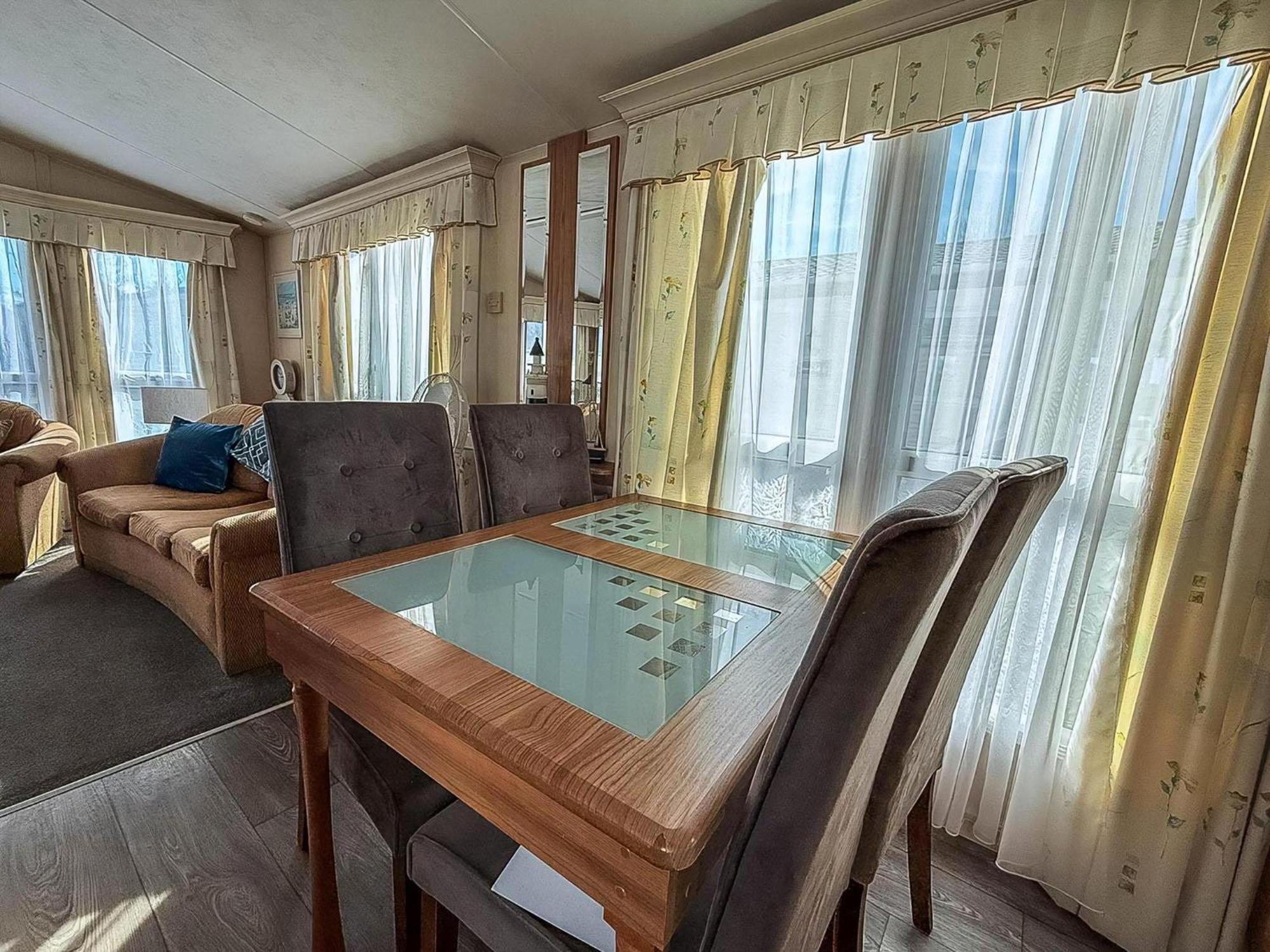 8 Berth Caravan With Decking To Hire At Naze Marine In Essex Ref 17045Nm Walton-on-the-Naze Exteriér fotografie